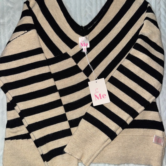 So Me Sweaters - So Me Black and Tan V-Neck Sweater size large